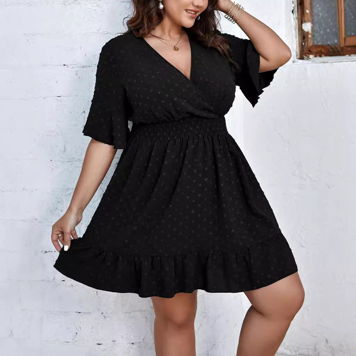 Damen Midikleid mit drapiertem V‑Ausschnitt, Smok-Taillenband und Volantstufen – Élara