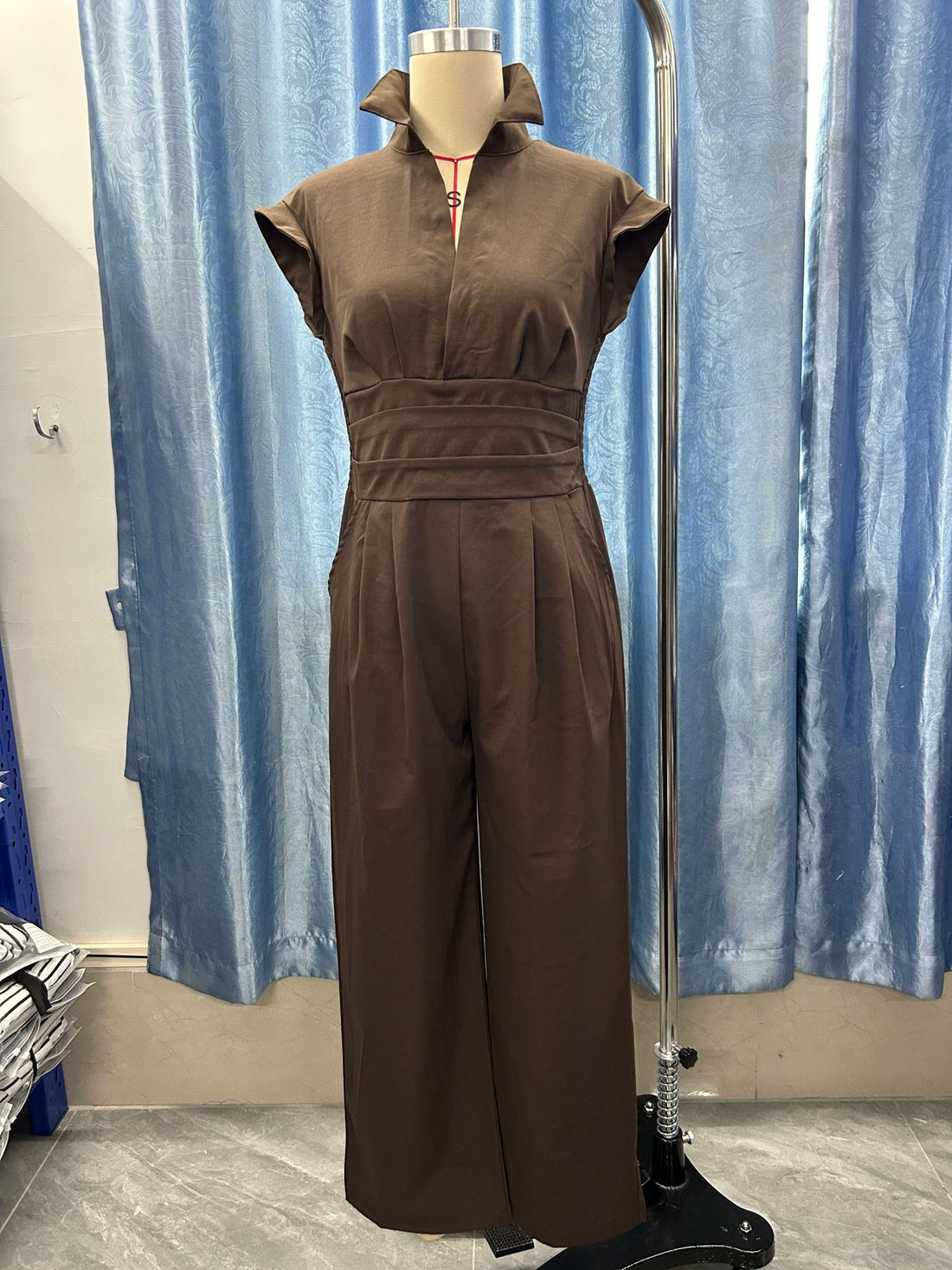 Damen Jumpsuit mit weitem Bein, tailliertem Wickelbund und Stehkragen Echoarchiv