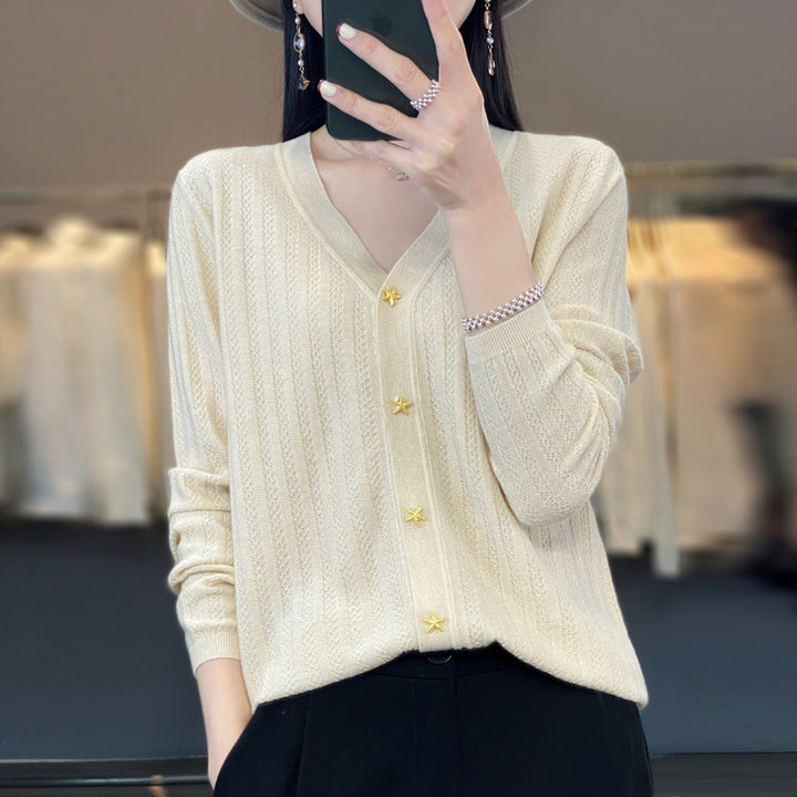 Damen Leichter V‑Ausschnitt-Cardigan mit strukturierter Längsrippe und Sternknöpfen Echoarchiv