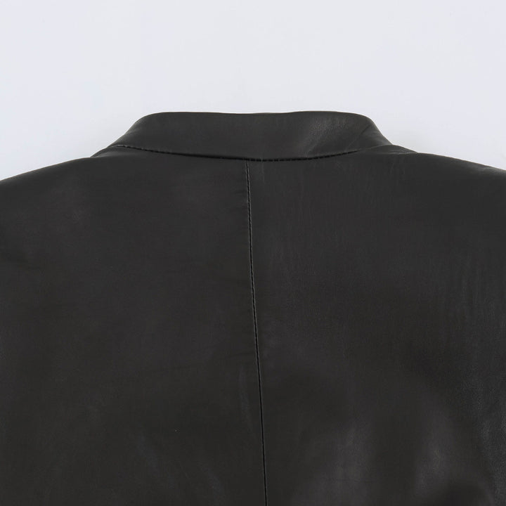 Damen Taillierte militärinspirierte Lederjacke mit Stehkragen, dekorativen Riegeln und Knopfleisten Echoarchiv
