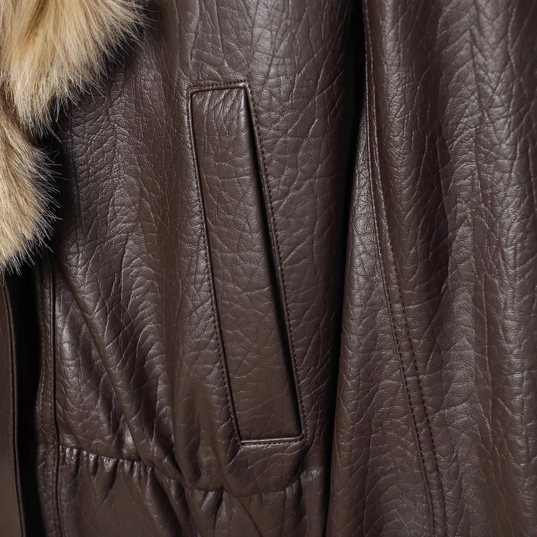 Damen Kurz geschnittene Fliegerjacke aus Lederoptik mit voluminösem Kunstfellkragen Echoarchiv
