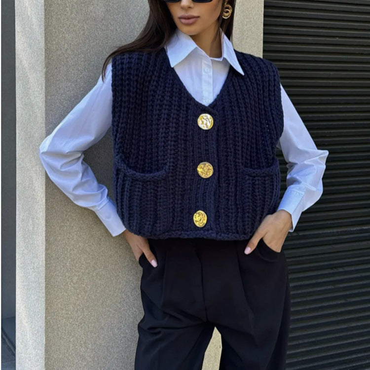 Damen Grobgestrickte Cropped Weste mit V-Ausschnitt und goldenen Zierknöpfen – Veloura