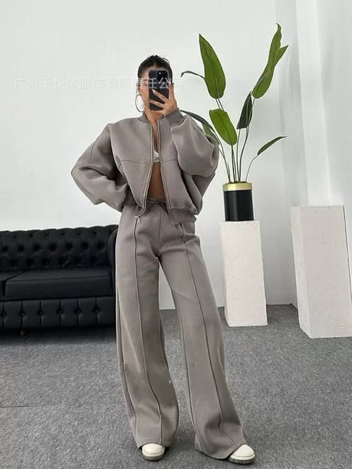 Damen nan kurz geschnittenes Blouson mit Reißverschluss und weiter High-Waist Jogginghose Set Echo Archiv