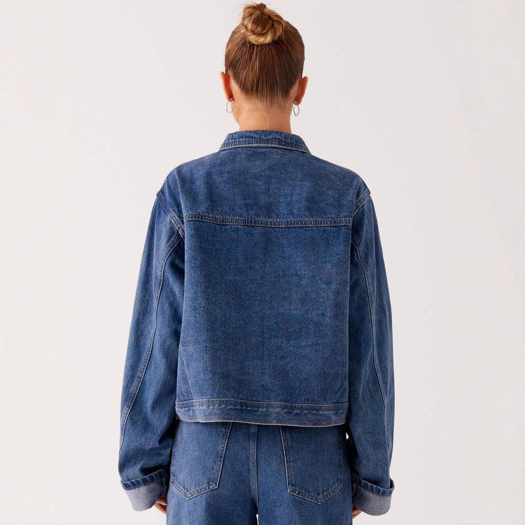 Damen trendige Denimjacke im lässigen Schnitt mit aufgesetzten Taschen und Knopfdetails Echo Archiv