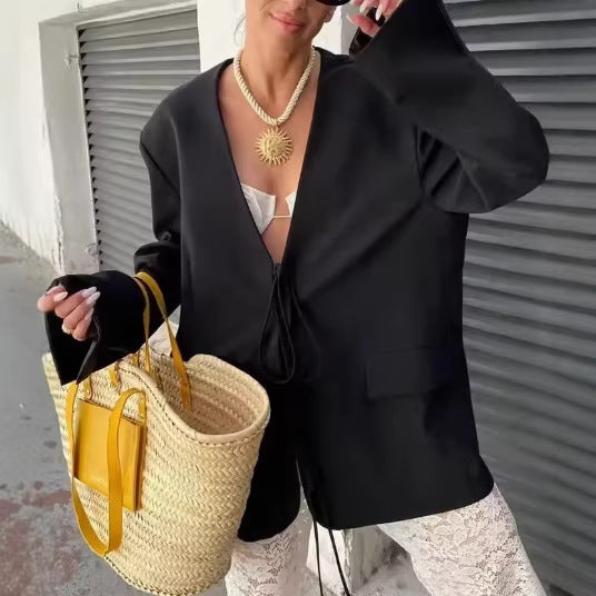 Damen nan kastenförmiger Blazer mit tiefem V-Ausschnitt, Bindebandverschluss und Pattentaschen Echo Archiv