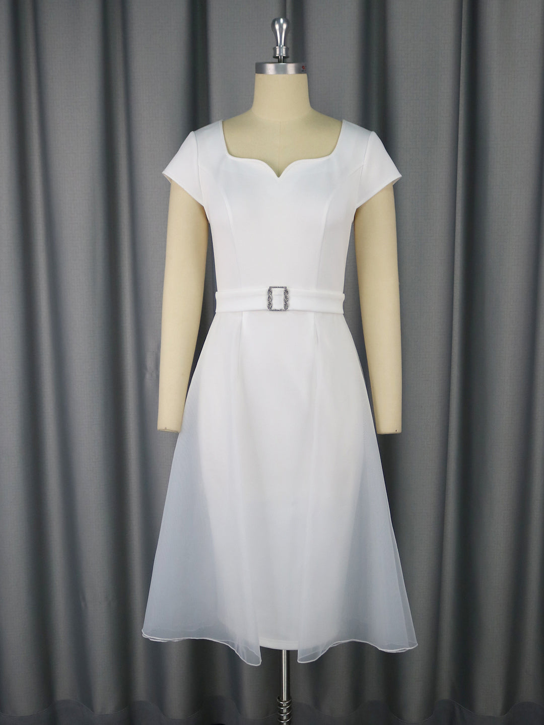 Damen A-Linien Kleid mit tailliertem Gürtel und elegantem Herzausschnitt Echo Archiv