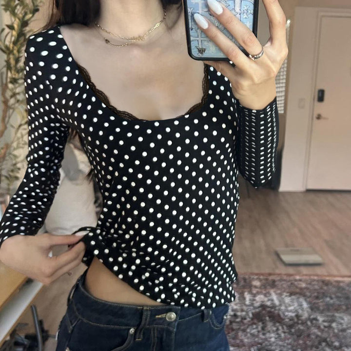 Damen nan figurbetontes Punktmuster‑Longsleeve mit Spitzenrand und dezentem Raffungseinsatz Echo Archiv
