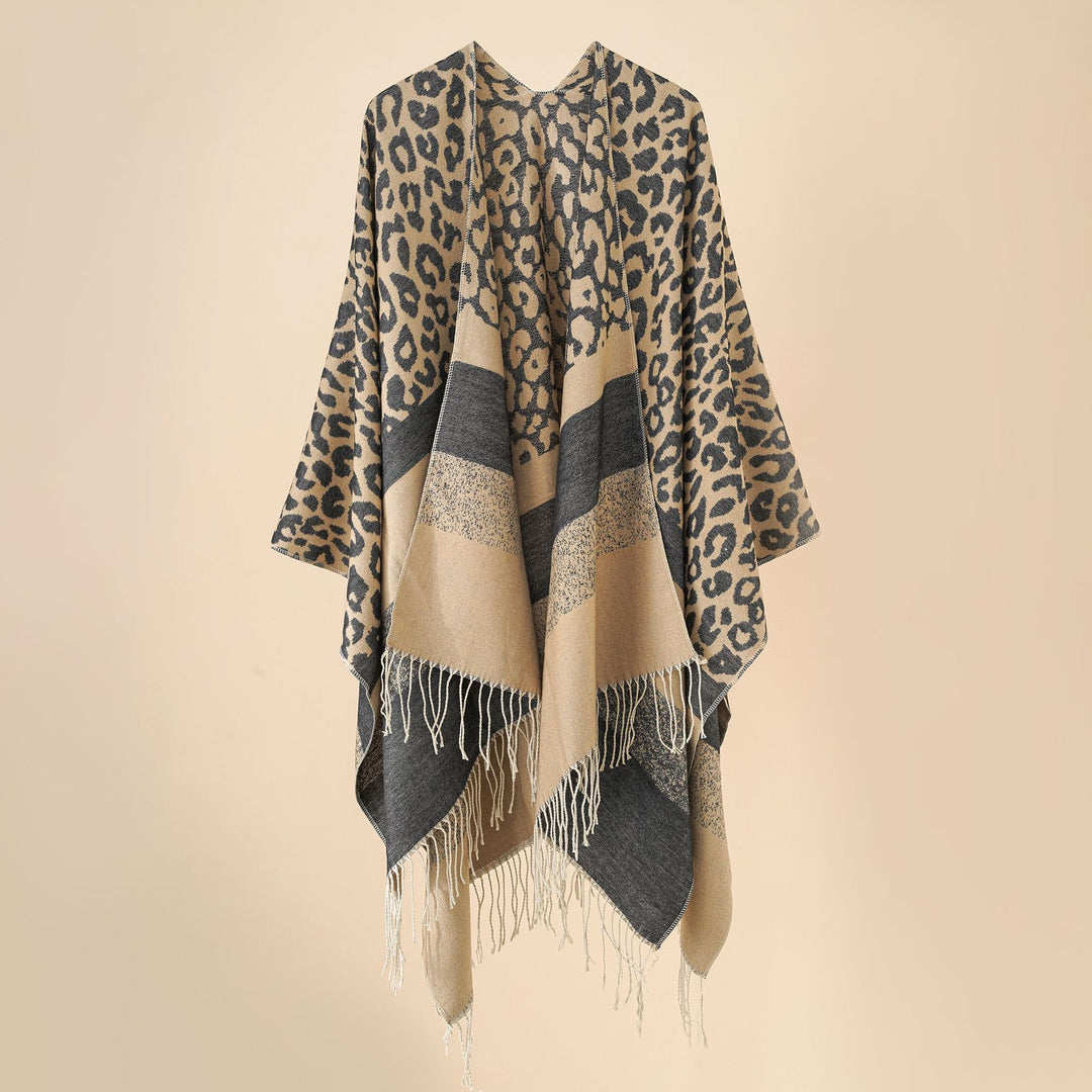 Damen Oversize-Ruana mit Leo-Jacquard, Fransen und weichem Wollmix Echo Archiv