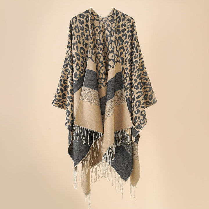 Damen Oversize-Ruana mit Leo-Jacquard, Fransen und weichem Wollmix Echo Archiv