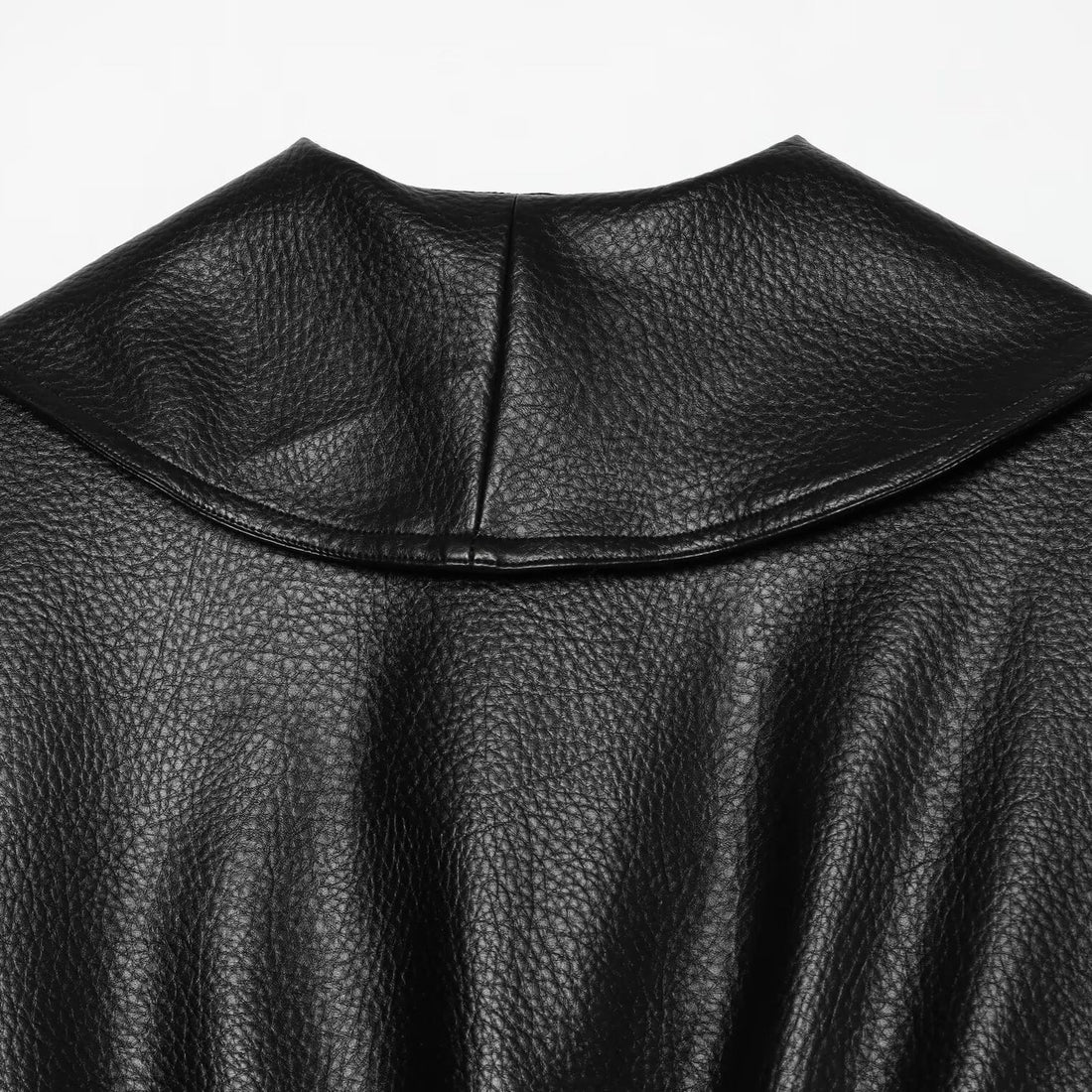Damen Cropped Lederoptik-Jacke mit übergroßem Schalkragen und taillierendem Schnallenriemen Echoarchiv