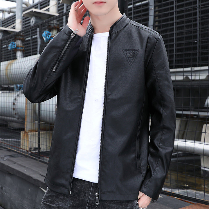 Herren Schmal geschnittene Kunstleder‑Motojacke mit minimalem Stehkragen und Zipperdetail Echoarchiv