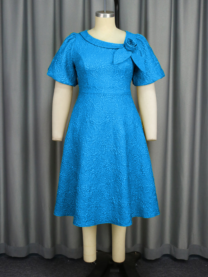 Damen Elegantes Kleid mit strukturierter Blumenapplikation Echo Archiv