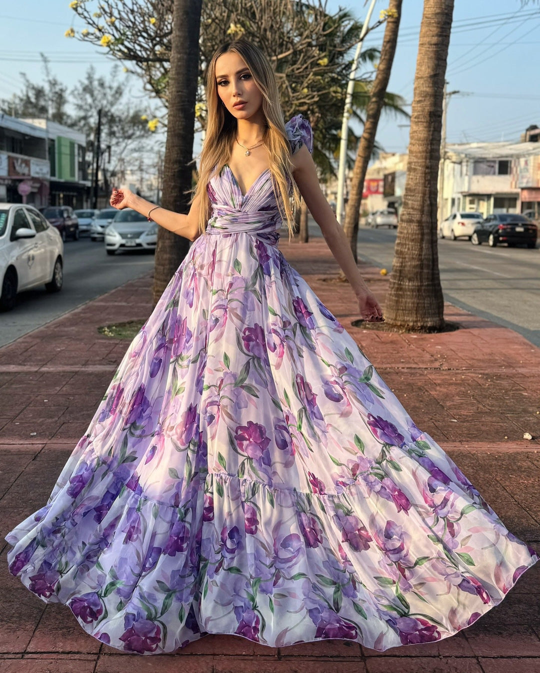 Damen Maxikleid mit luftigen Rüschendetails und ausgefallenem Wickeldesign Echoarchiv