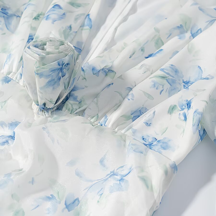 Damen gerafftes Minikleid mit V-Ausschnitt, Rüschen und Blumenapplikation Echo Archiv