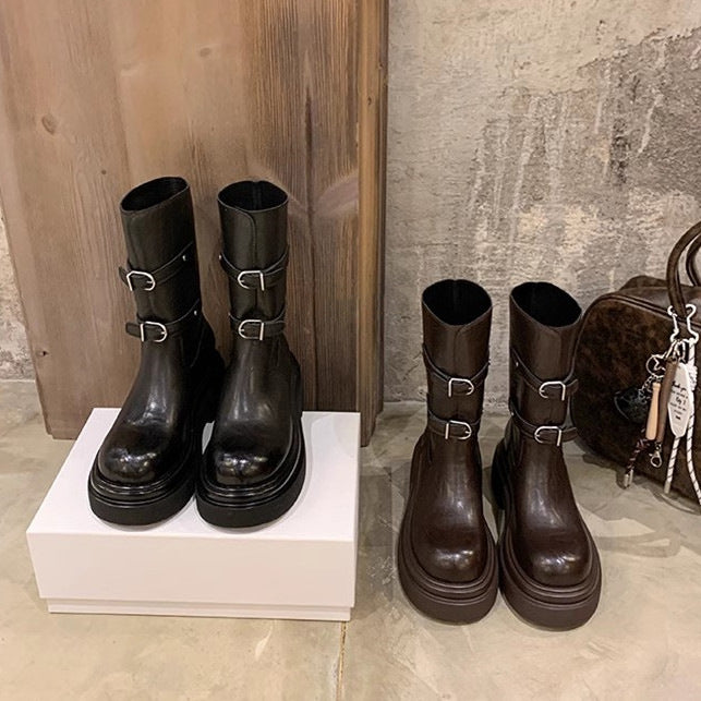 Damen kniehohe Plateau‑Bikerstiefel mit markanter Lug‑Sohle und drei Ziergürteln Echo Archiv