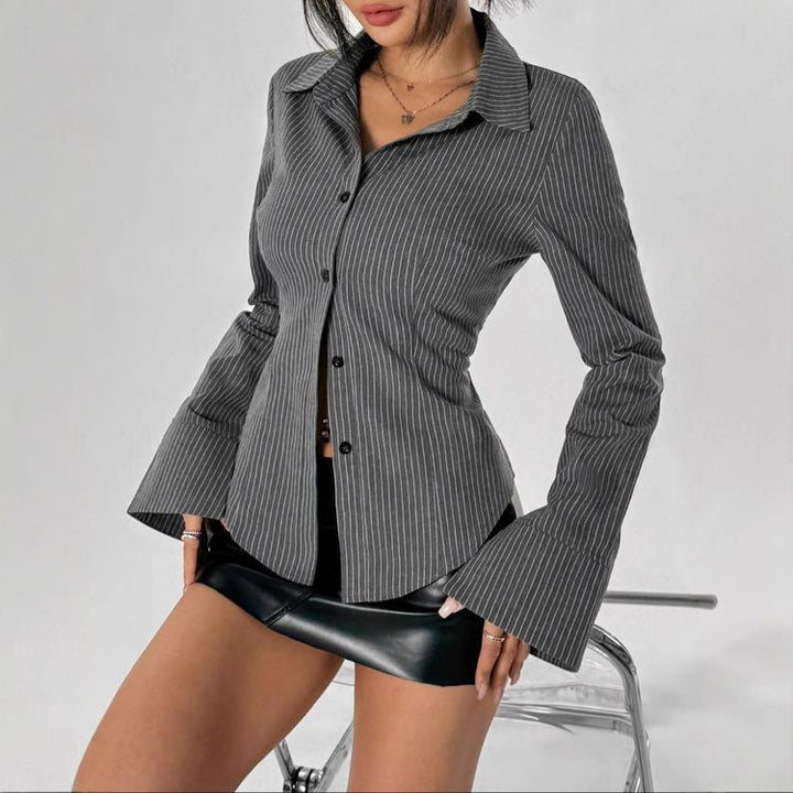 Damen Taillierte Nadelstreifen-Bluse mit ausgestellten Manschetten – Élovi