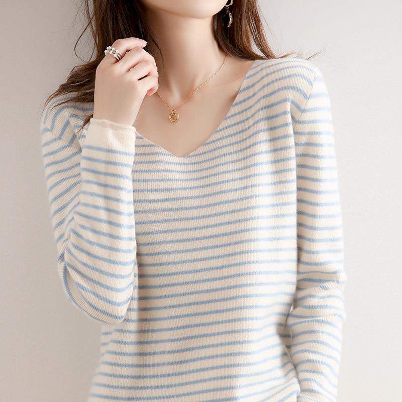 Damen Zarter Streifen-V‑Ausschnittpullover aus feinem Rippstrick mit weichem Fall Echoarchiv