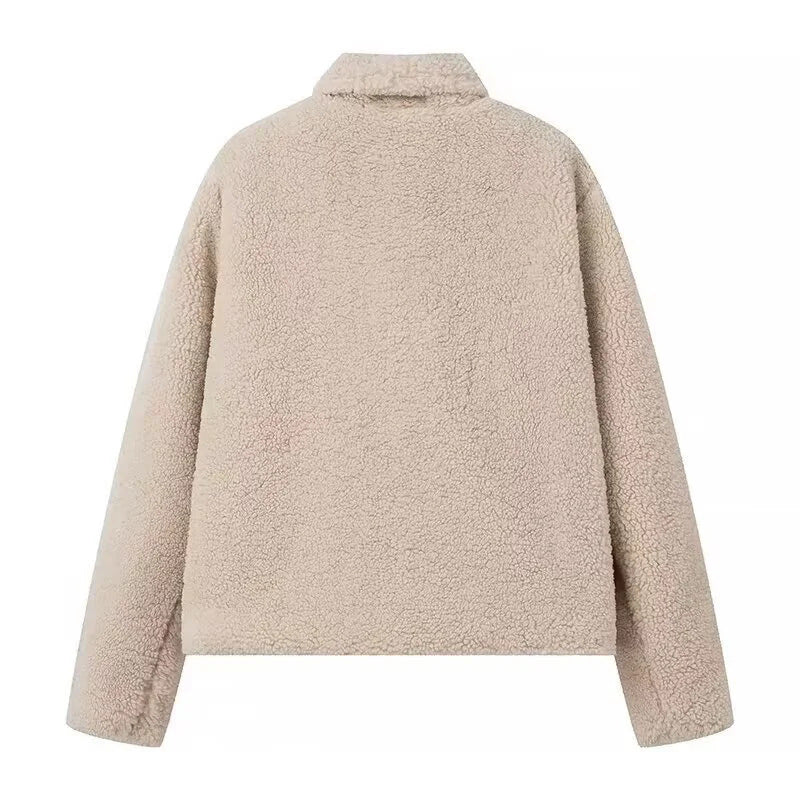 Damen kurz geschnittene Kunstfell-Teddyjacke mit breitem Reverskragen, wattierter Innenlage und seitlichen Eingrifftaschen – Célinea