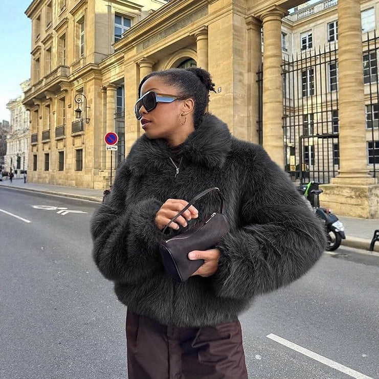 Damen Kurze Boxy‑Faux‑Fur‑Fliegerjacke mit dichtem Hochflor und breitem Umlegekragen Echo Archiv