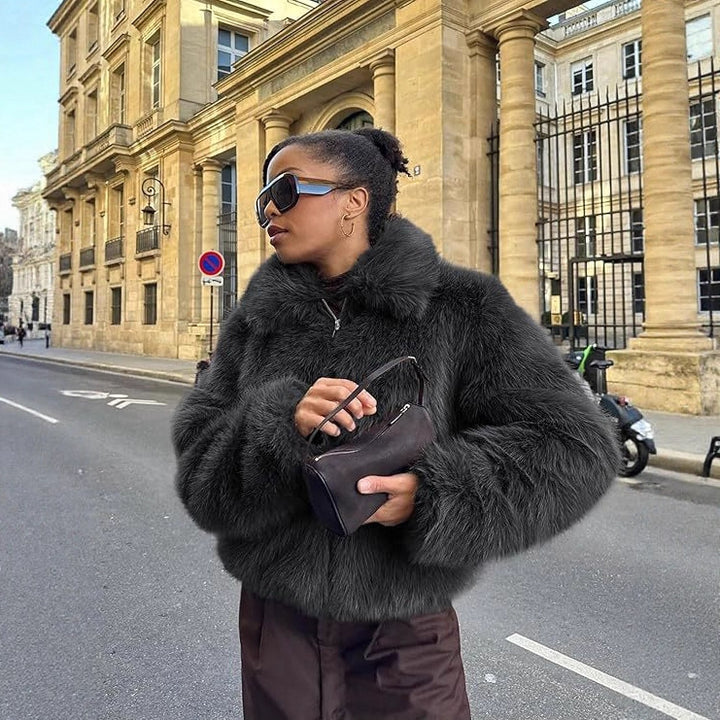 Damen Kurze Boxy‑Faux‑Fur‑Fliegerjacke mit dichtem Hochflor und breitem Umlegekragen Echo Archiv
