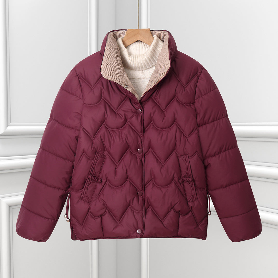 Damen kurze gesteppte Pufferjacke mit dekorativer Bogensteppung und Druckknopfblende – Célinea
