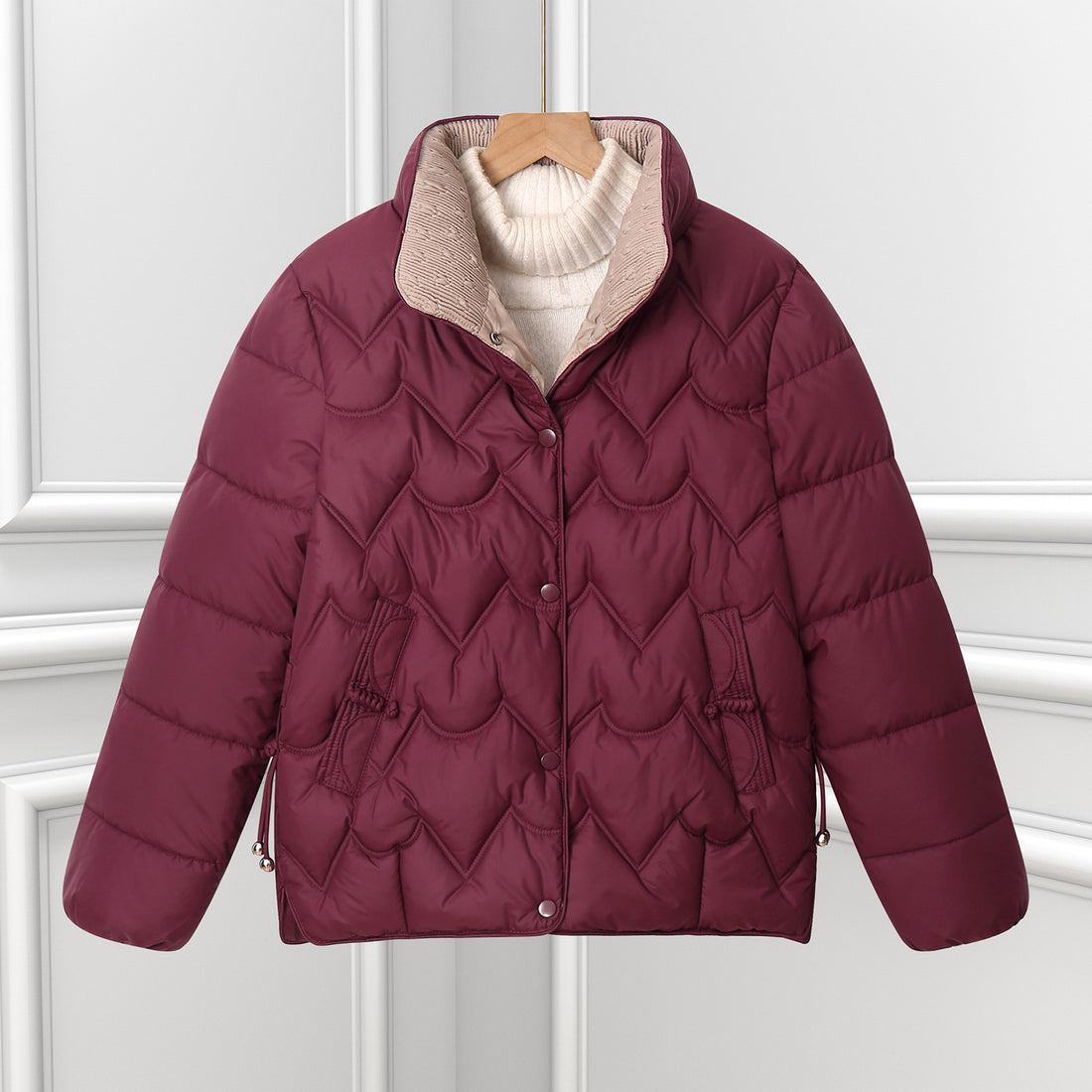 Damen kurze gesteppte Pufferjacke mit dekorativer Bogensteppung und Druckknopfblende – Célinea
