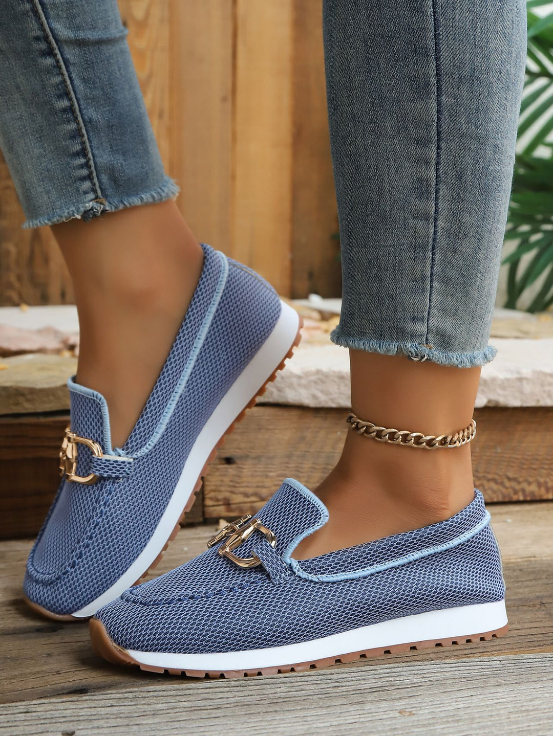 Damen Atmungsaktive Mesh-Slipper-Loafer mit goldfarbener Schnallendekor und leichter Gummisohle Echoarchiv