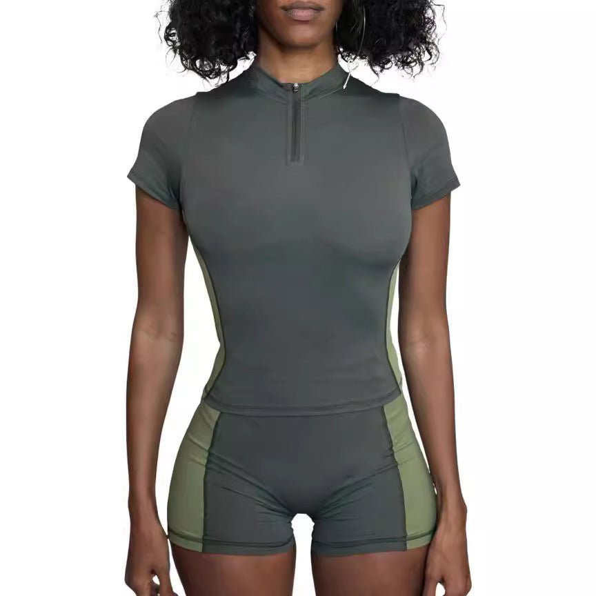 Damen Sportliches Set mit kurzem Oberteil und enganliegenden Shorts Echo Archiv