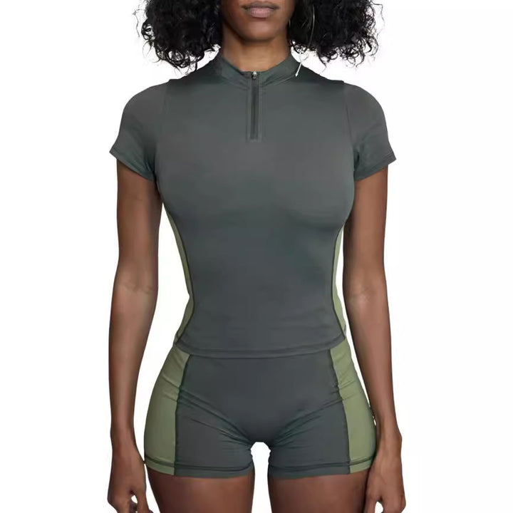 Damen Sportliches Set mit kurzem Oberteil und enganliegenden Shorts Echo Archiv