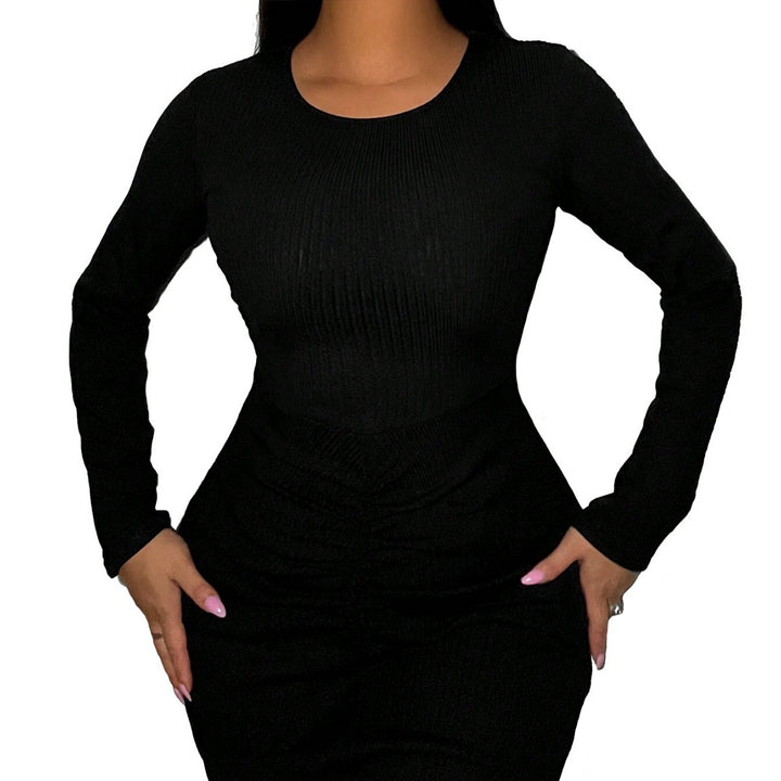 Damen figurbetontes Rippstrick-Minikleid mit Rundhalsausschnitt und langen Ärmeln – Élara