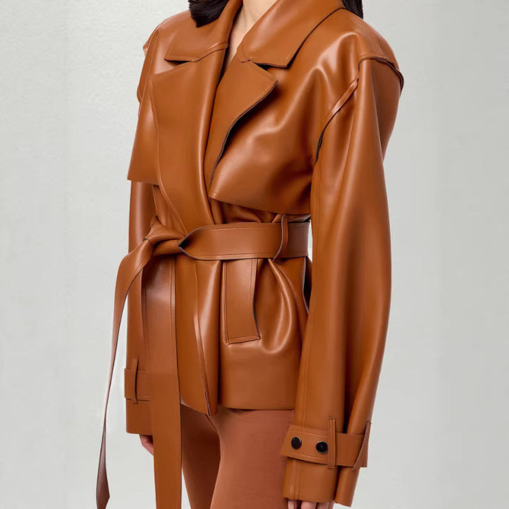 Damen Kurze taillierte Kunstlederjacke im Trenchstil mit Bindegürtel und Cape-Detail Echoarchiv