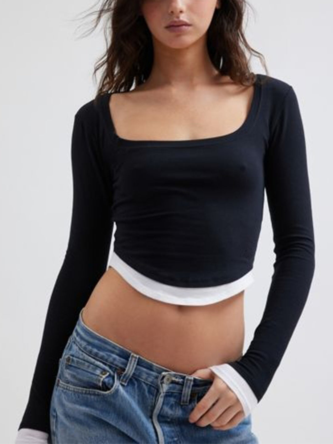 Damen Cropped-Langarmshirt mit eckigem Ausschnitt und kontrastbündchen – Avérine