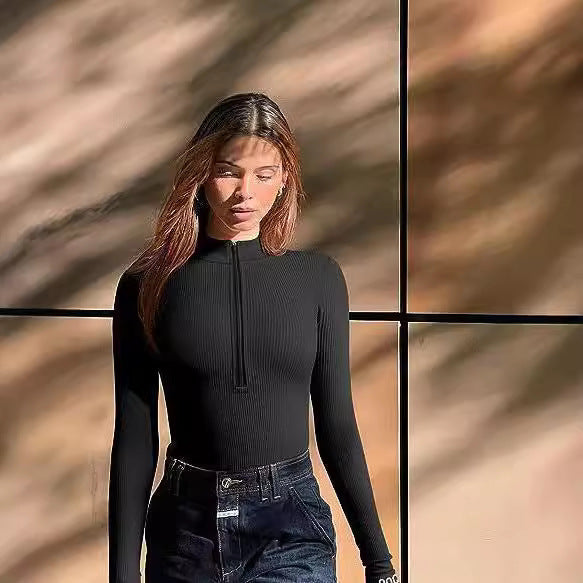 Damen Enganliegendes Rippstrick-Longsleeve mit Halbzip und Stehkragen Echoarchiv
