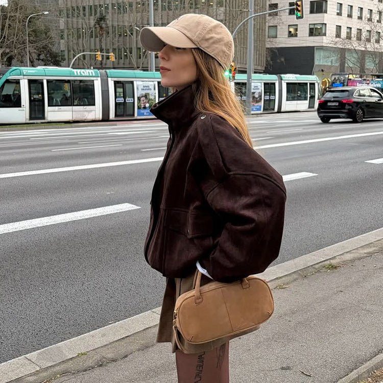 Damen Oversize Veloursleder-Bomber mit Schulterpatten, Pattentaschen und hohem Stehkragen Echoarchiv