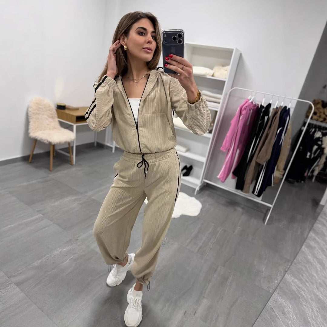 Damen Cord-Jogginganzug mit Kapuze, seitlichen Kontraststreifen, Tunnelzug und elastischen Saumbündchen – Avérine