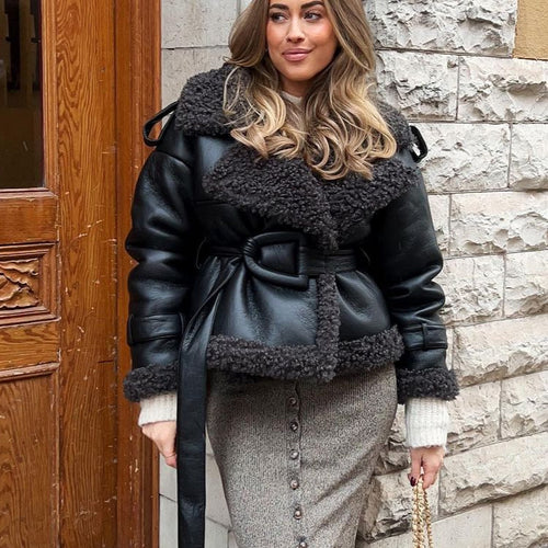 Damen Kurze Fliegerjacke aus Kunstleder mit Teddyfell-Kragen und Taillengürtel Echo Archiv