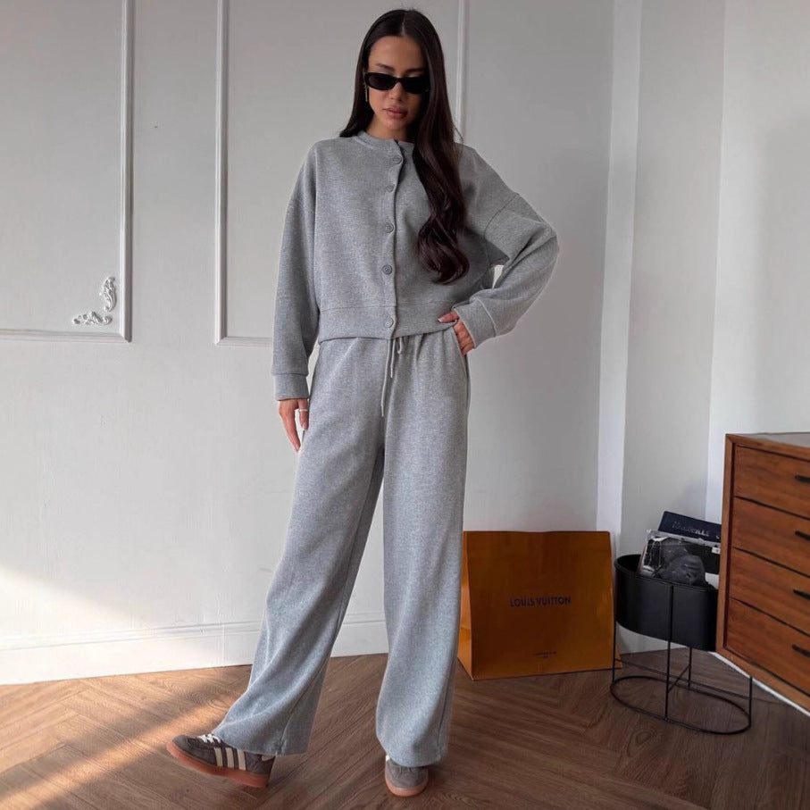 Damen Zweiteiliges Loungewear-Set aus Sweat mit geknöpfter Cropped-Jacke und weiter Kordelzughose – Avérine