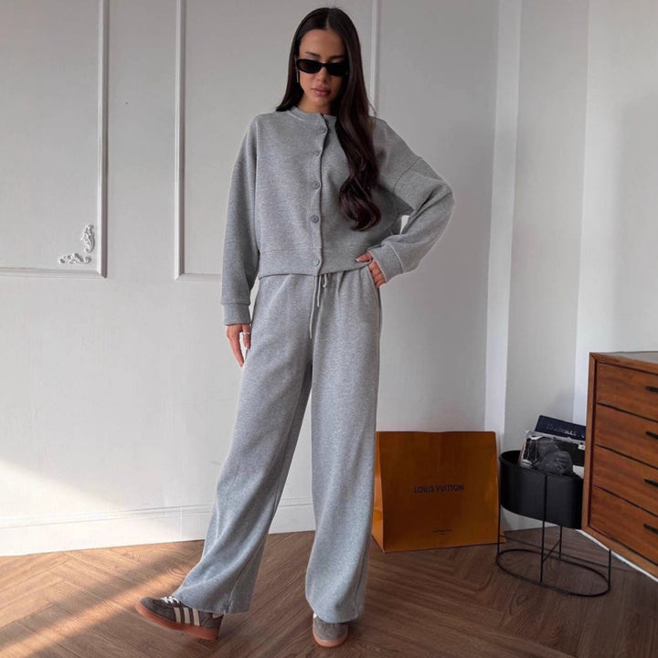 Damen Zweiteiliges Loungewear-Set aus Sweat mit geknöpfter Cropped-Jacke und weiter Kordelzughose – Avérine