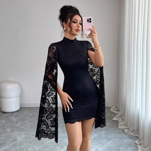 Damen nan tailliertes Spitzen-Minikleid mit hohem Stehkragen und dramatischen Cape-Ärmeln Echo Archiv