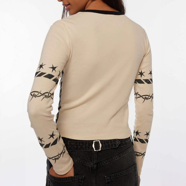 Damen Cropped-Langarmshirt mit figurbetontem Schnitt und Allover-Herzprint – Avérine