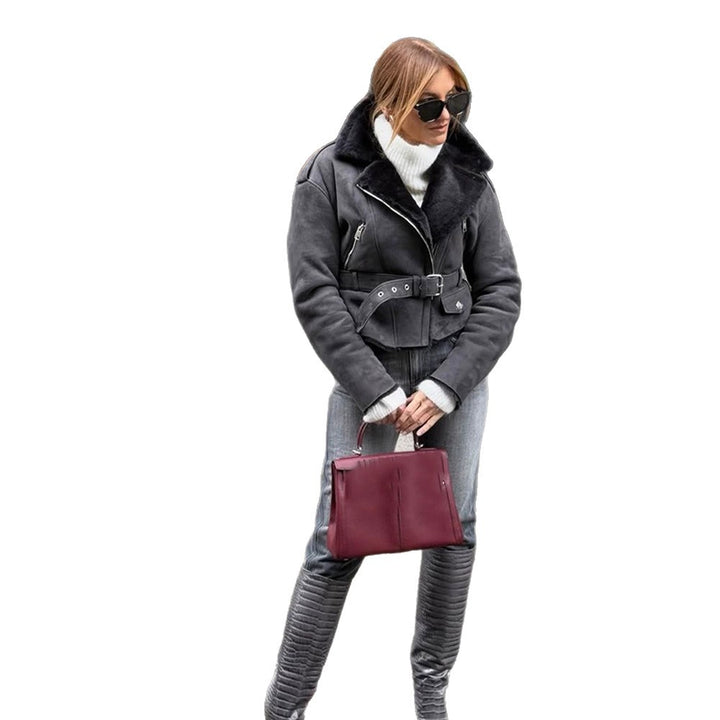 Damen Kurzjacke im Biker‑Style aus Velourslederoptik mit Teddyfutter und Taillengürtel Echoarchiv