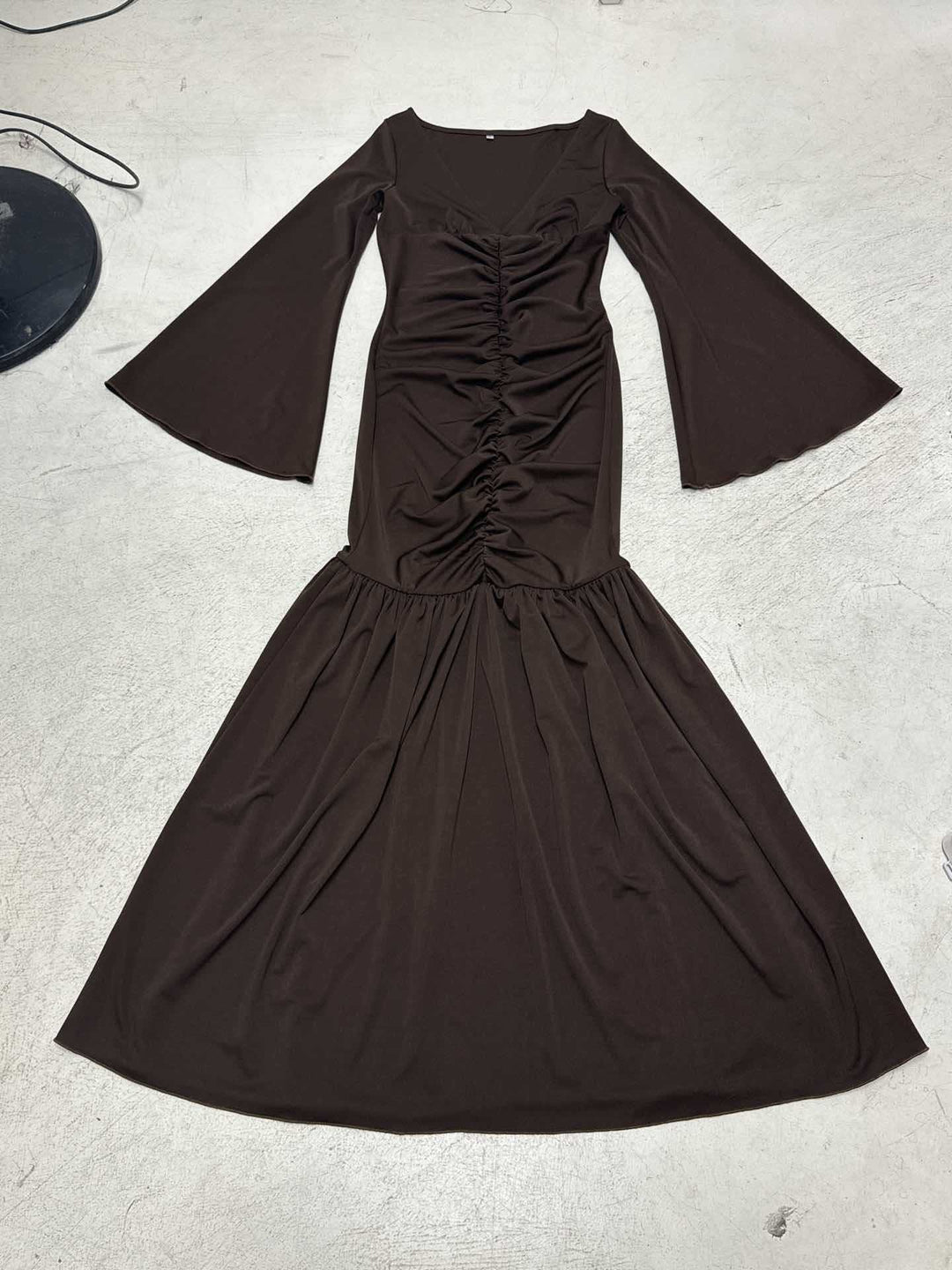 Damen nan gerafftes Maxikleid mit V-Ausschnitt, Trompetenärmeln und Stufenrüsche Echo Archiv