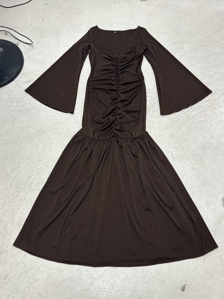 Damen nan gerafftes Maxikleid mit V-Ausschnitt, Trompetenärmeln und Stufenrüsche Echo Archiv