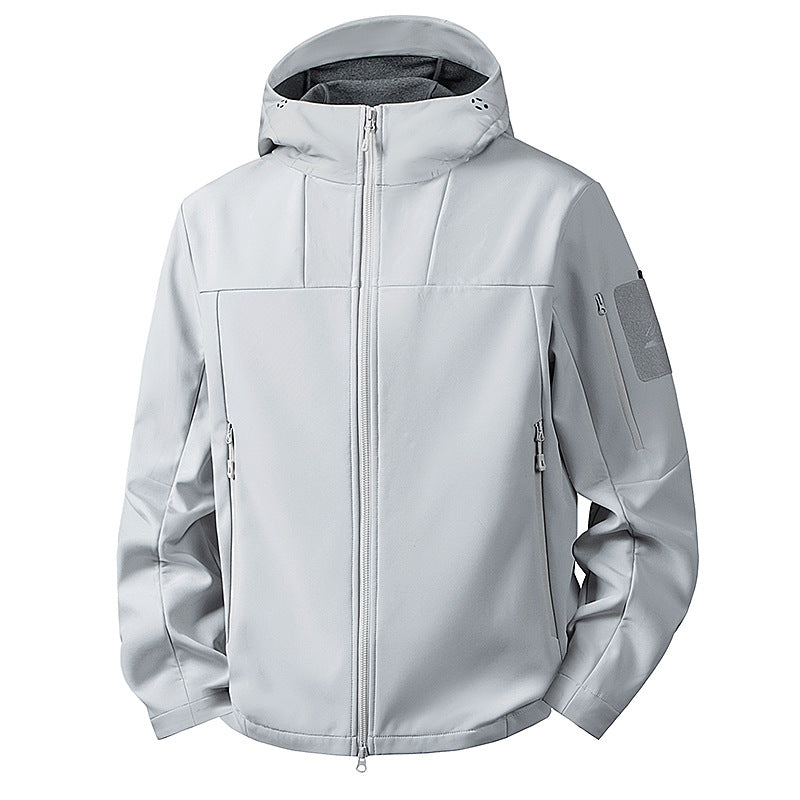 Herren Softshell-Outdoorjacke mit Kapuze, wind- und wasserabweisender Membran, verdeckten Reißverschlusstaschen und ergonomischem Schnitt Echoarchiv