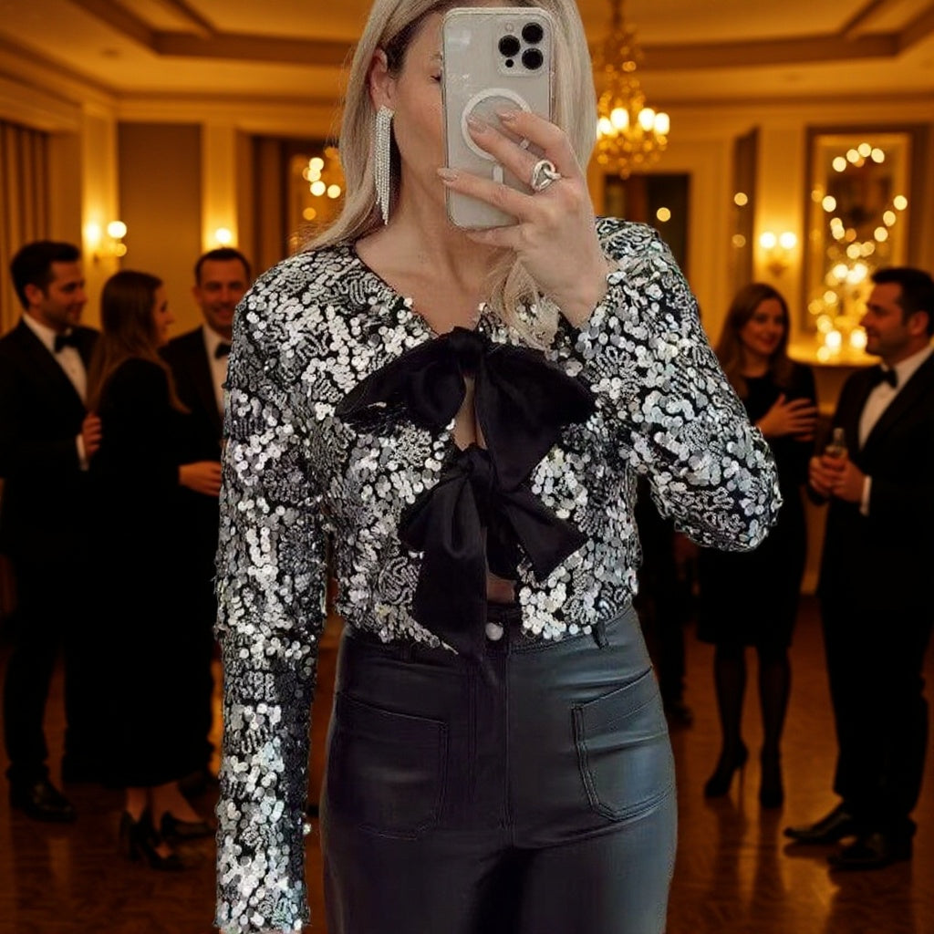 Damen Kurzjacke mit Paillettenbesatz und Zierschleifen-Front Echo Archiv