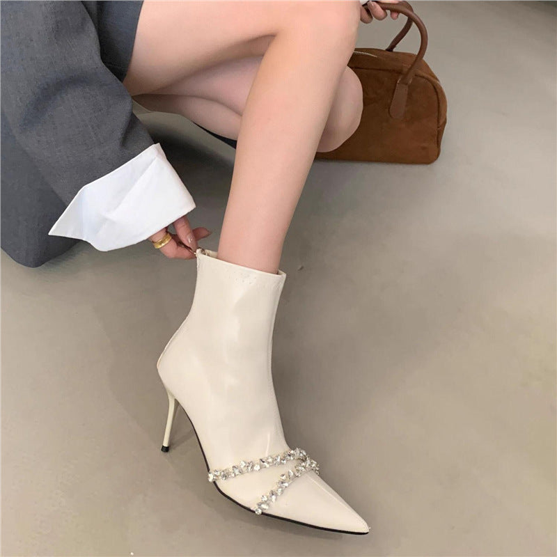 Damen Stiletto-Ankleboots mit spitzer Zehenpartie, schmalem Stiletto-Absatz und funkelnder Kristallkette – Varelle