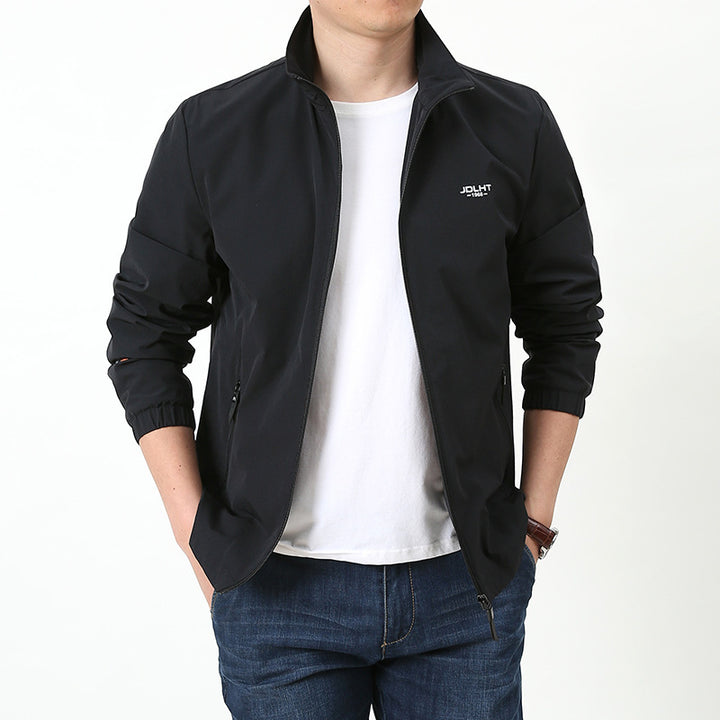 Herren leichte Zip-Übergangsjacke mit hohem Stehkragen und Reißverschlusstaschen Echoarchiv