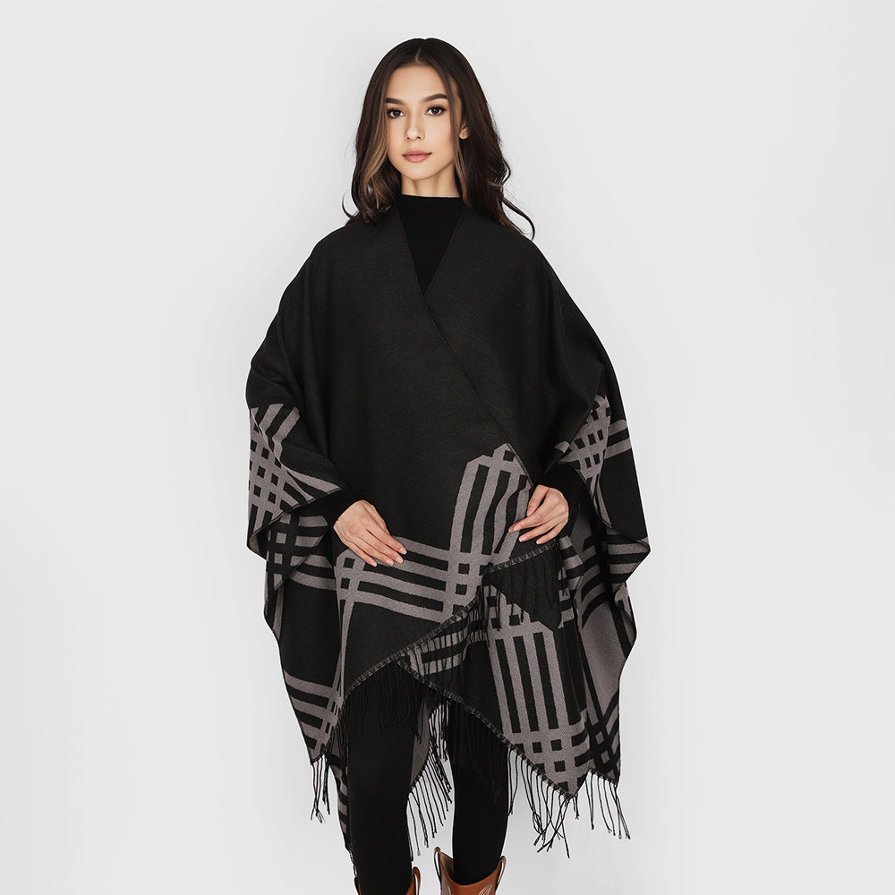 Damen Wollmix-Ruana im Rechteckschnitt mit grafischem Streifen-Jacquard und Fransen – Avérine