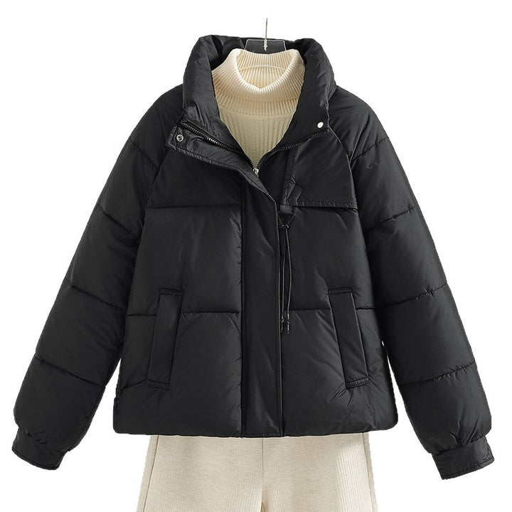 Damen kurze wattierte Boxy-Jacke mit hohem Stehkragen, Kordelbrustzug und schrägen Pattentaschen – Célinea