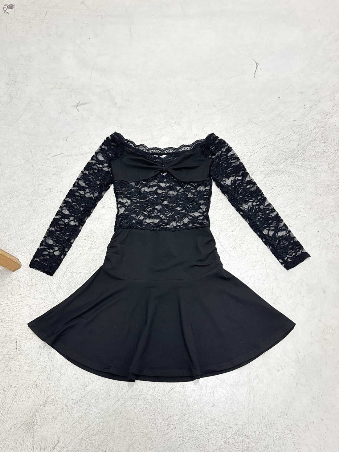 Damen luftiges Strandkleid mit geschnürtem V-Ausschnitt – Lunéa
